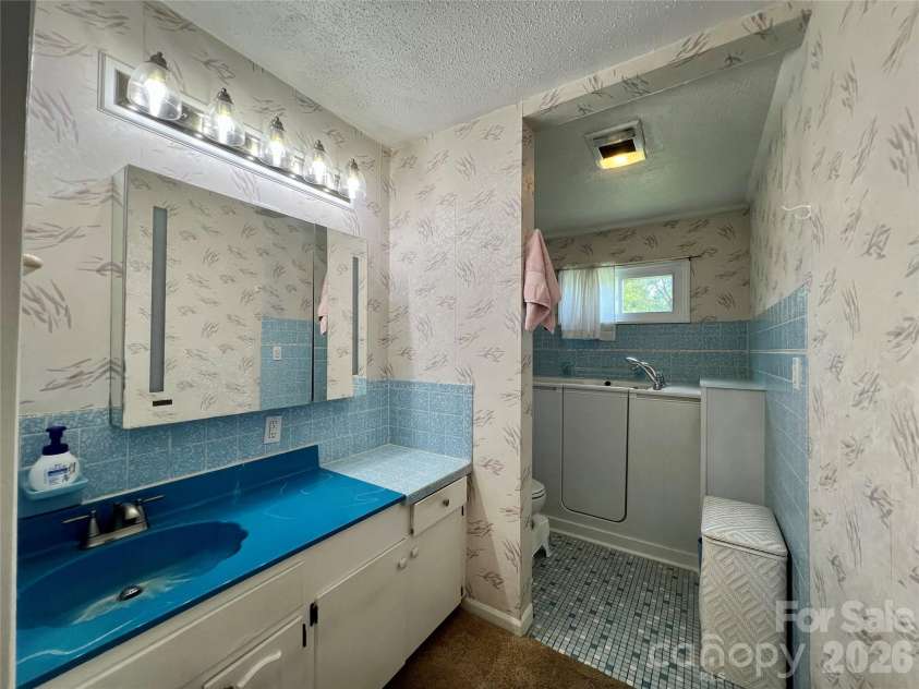 2307 Mclean Street, Gastonia, NC 28054.  MLS# CAR4402528, YatesRealty ID 36421. Spacious bathroom