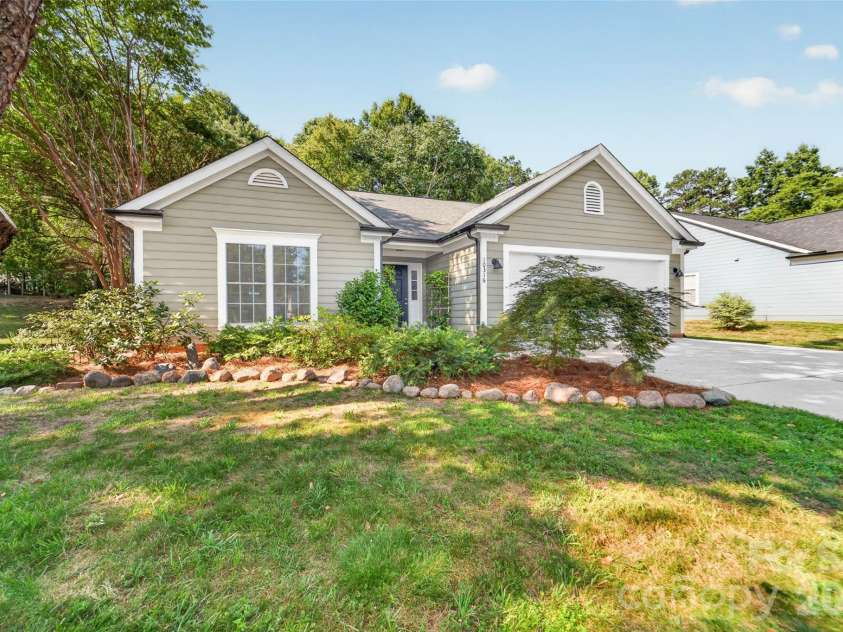 10316 Bon Meade Lane, Cornelius, NC 28031.  MLS# CAR4395622, YatesRealty ID 36425. 10316 Bon Meade Lane