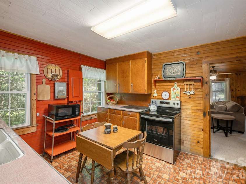 10844 Greenville Highway, Cedar Mountain, NC 28718.  MLS# CAR4369621, YatesRealty ID 36428. Kitchen