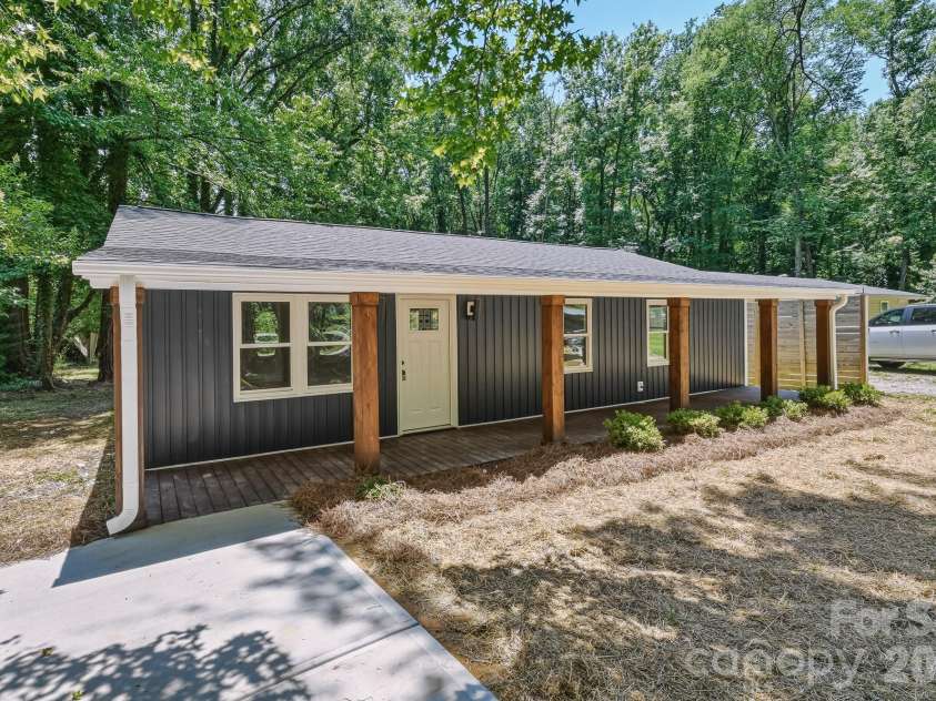 1936 Lakedell Drive, Charlotte, NC 28215.  MLS# CAR4401576, YatesRealty ID 36429. 