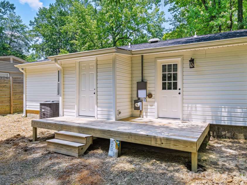 1936 Lakedell Drive, Charlotte, NC 28215.  MLS# CAR4401576, YatesRealty ID 36429. 