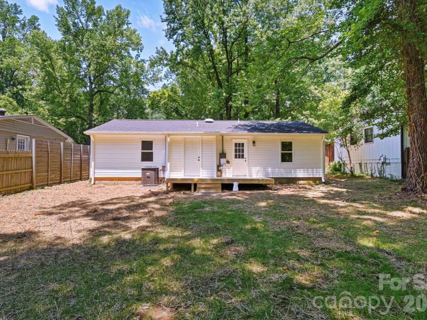 1936 Lakedell Drive, Charlotte, NC 28215.  MLS# CAR4401576, YatesRealty ID 36429. 