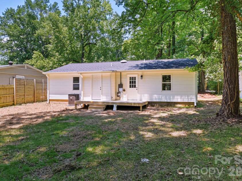 1936 Lakedell Drive, Charlotte, NC 28215.  MLS# CAR4401576, YatesRealty ID 36429. 