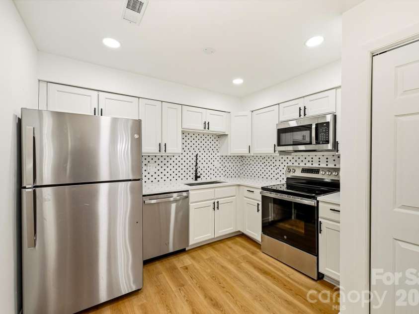 1936 Lakedell Drive, Charlotte, NC 28215.  MLS# CAR4401576, YatesRealty ID 36429. 
