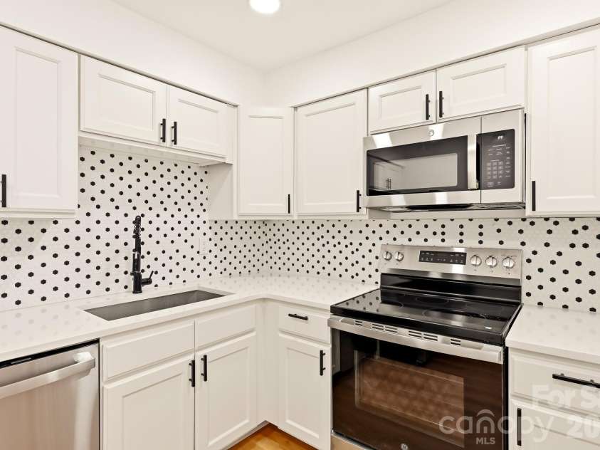 1936 Lakedell Drive, Charlotte, NC 28215.  MLS# CAR4401576, YatesRealty ID 36429. 
