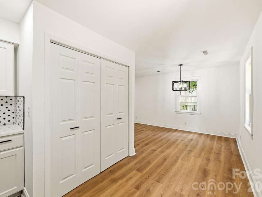 1936 Lakedell Drive, Charlotte, NC 28215.  MLS# CAR4401576, YatesRealty ID 36429. 