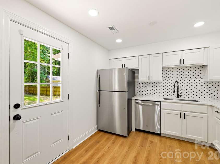 1936 Lakedell Drive, Charlotte, NC 28215.  MLS# CAR4401576, YatesRealty ID 36429. 