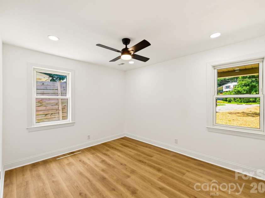 1936 Lakedell Drive, Charlotte, NC 28215.  MLS# CAR4401576, YatesRealty ID 36429. 