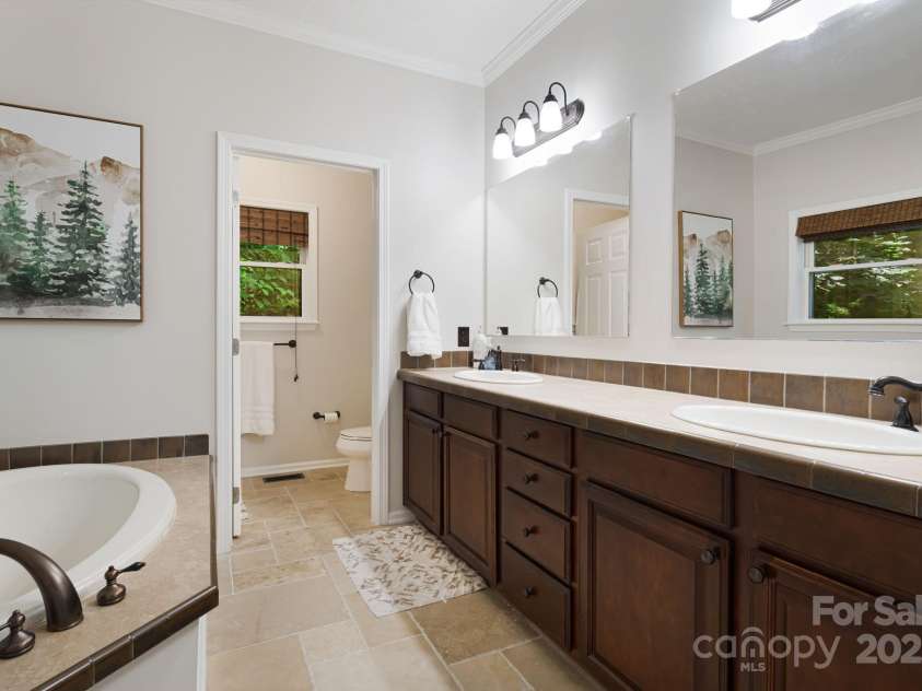 28 Back Stage Pass, Canton, NC 28716.  MLS# CAR4284833, YatesRealty ID 3643. 2 sinks for convenience and great counter space