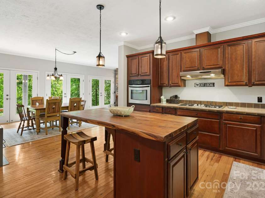28 Back Stage Pass, Canton, NC 28716.  MLS# CAR4284833, YatesRealty ID 3643. Huge Kitchen