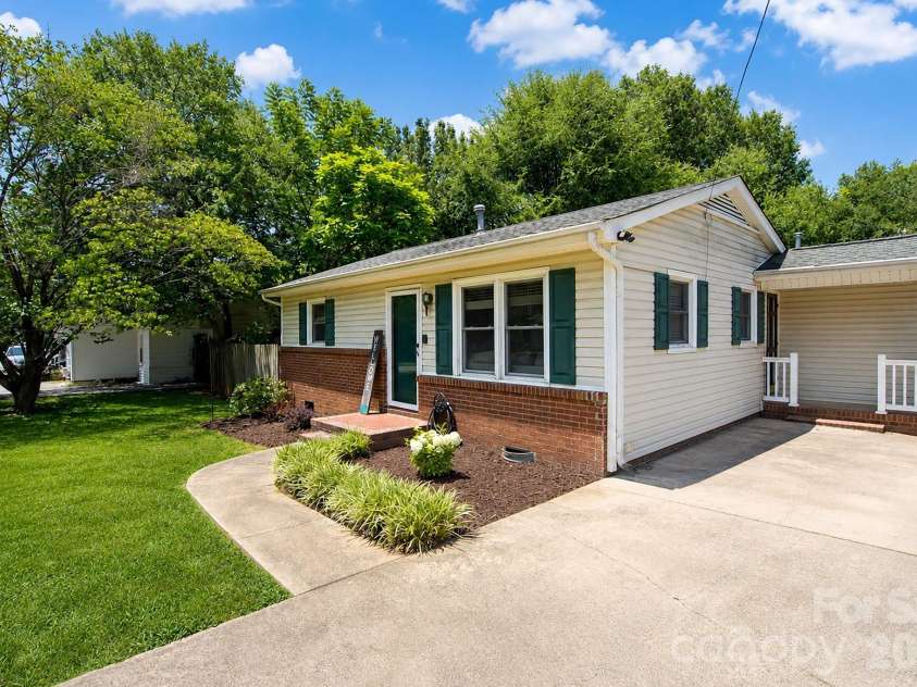 5313 Clearwater Lake Road, Mount Holly, NC 28120.  MLS# CAR4401872, YatesRealty ID 36432. 