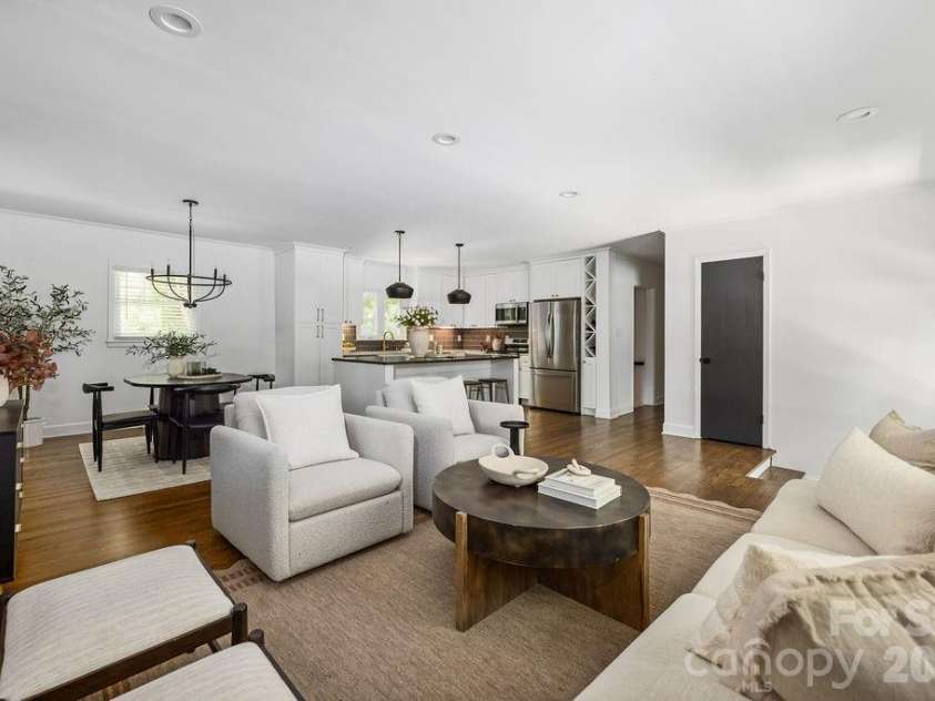 6614 Old Providence Road, Charlotte, NC 28226.  MLS# CAR4400938, YatesRealty ID 36433. 