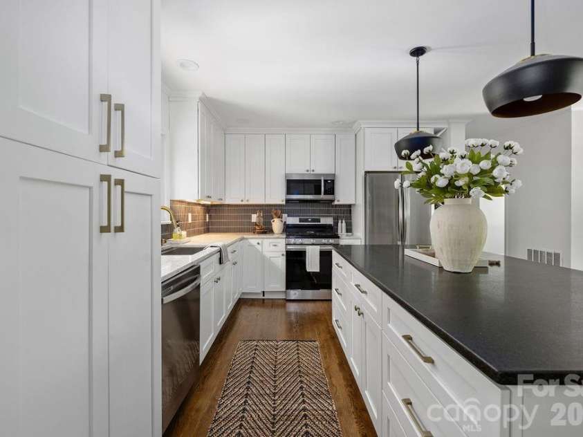 6614 Old Providence Road, Charlotte, NC 28226.  MLS# CAR4400938, YatesRealty ID 36433. 