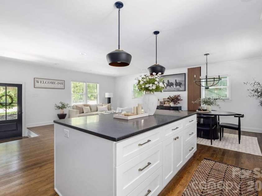 6614 Old Providence Road, Charlotte, NC 28226.  MLS# CAR4400938, YatesRealty ID 36433. 
