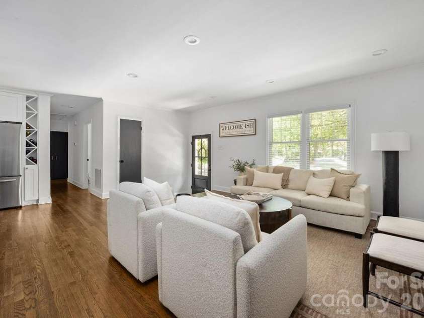 6614 Old Providence Road, Charlotte, NC 28226.  MLS# CAR4400938, YatesRealty ID 36433. 