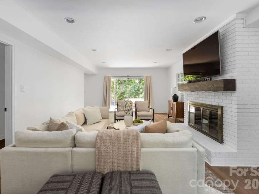 6614 Old Providence Road, Charlotte, NC 28226.  MLS# CAR4400938, YatesRealty ID 36433. 