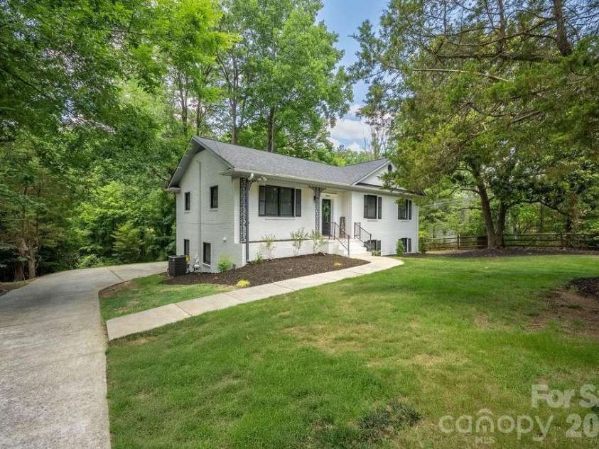 6614 Old Providence Road, Charlotte, NC 28226.  MLS# CAR4400938, YatesRealty ID 36433. 