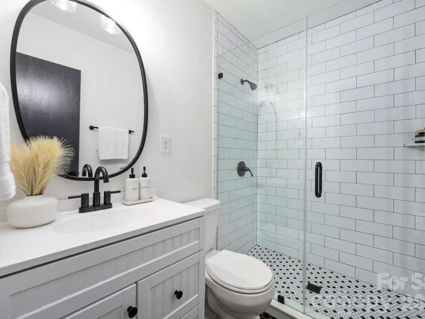 6614 Old Providence Road, Charlotte, NC 28226.  MLS# CAR4400938, YatesRealty ID 36433. Hallway Full Bath Main Level