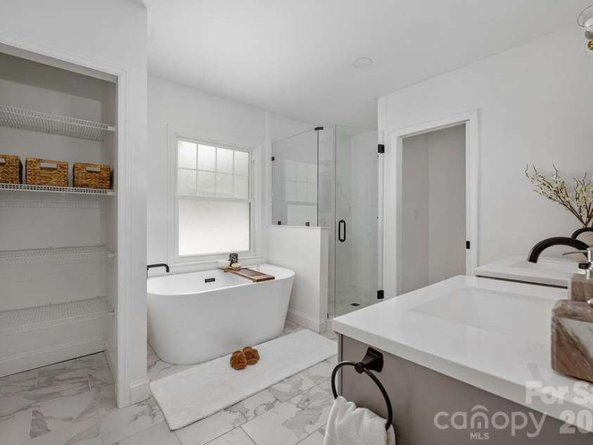 6614 Old Providence Road, Charlotte, NC 28226.  MLS# CAR4400938, YatesRealty ID 36433. Spacious En-Suite Bath
