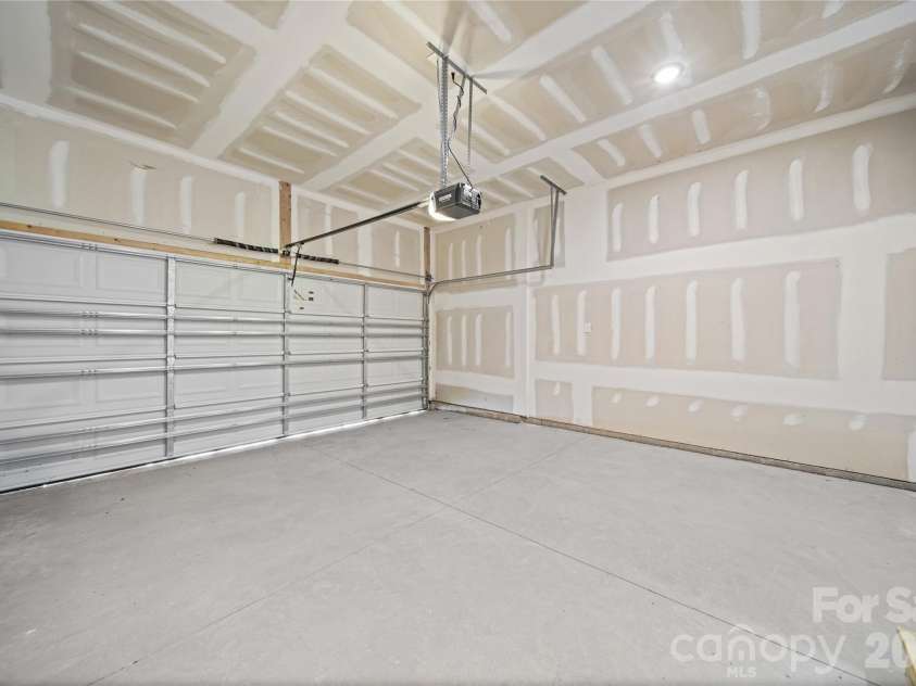 470 Woodberry Drive, Mooresville, NC 28115.  MLS# CAR4394705, YatesRealty ID 36434. Large Garage