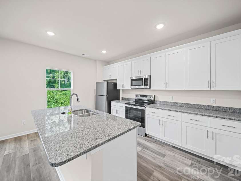 470 Woodberry Drive, Mooresville, NC 28115.  MLS# CAR4394705, YatesRealty ID 36434. Tons of Cabinets