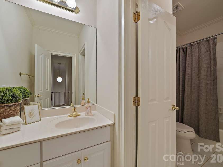 10917 Lederer Avenue, Charlotte, NC 28277.  MLS# CAR4389538, YatesRealty ID 36438. 2nd Full guest bathroom