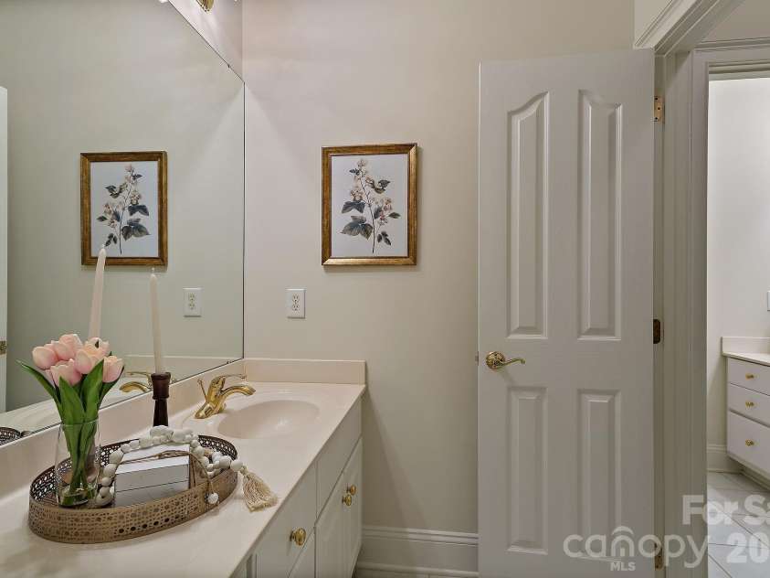 10917 Lederer Avenue, Charlotte, NC 28277.  MLS# CAR4389538, YatesRealty ID 36438. 3rd Full Guest bathroom- dual entry