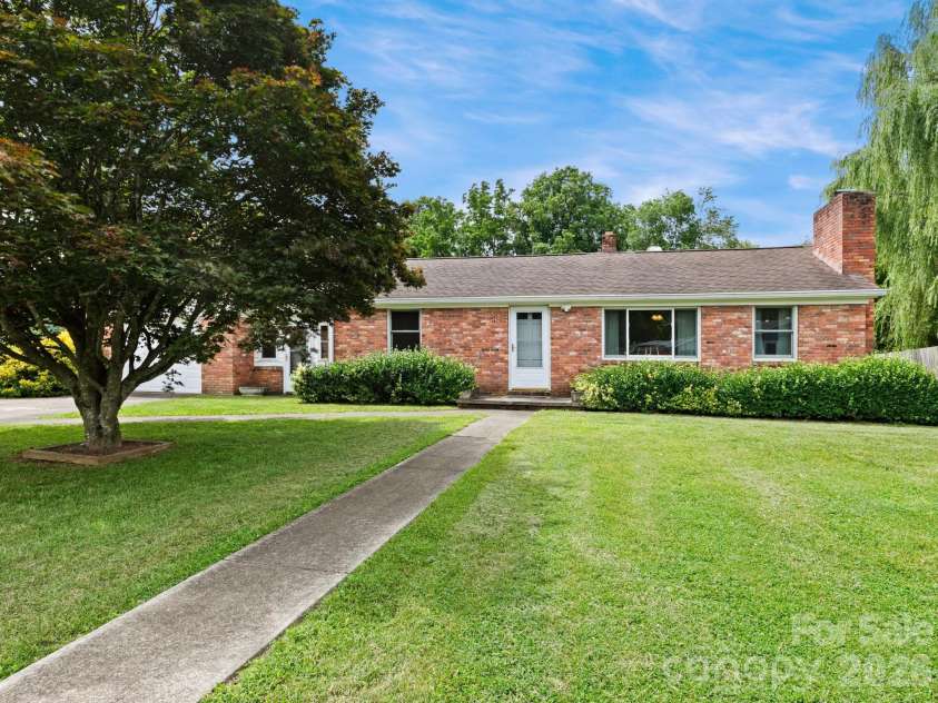 49 Hickory Tree Road, Asheville, NC 28805.  MLS# CAR4396718, YatesRealty ID 36439. 