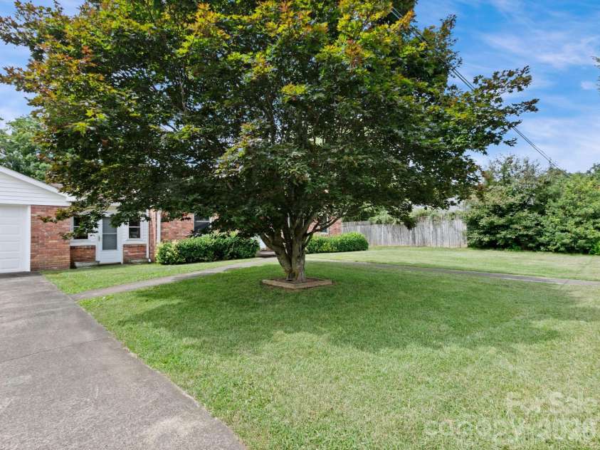 49 Hickory Tree Road, Asheville, NC 28805.  MLS# CAR4396718, YatesRealty ID 36439. 
