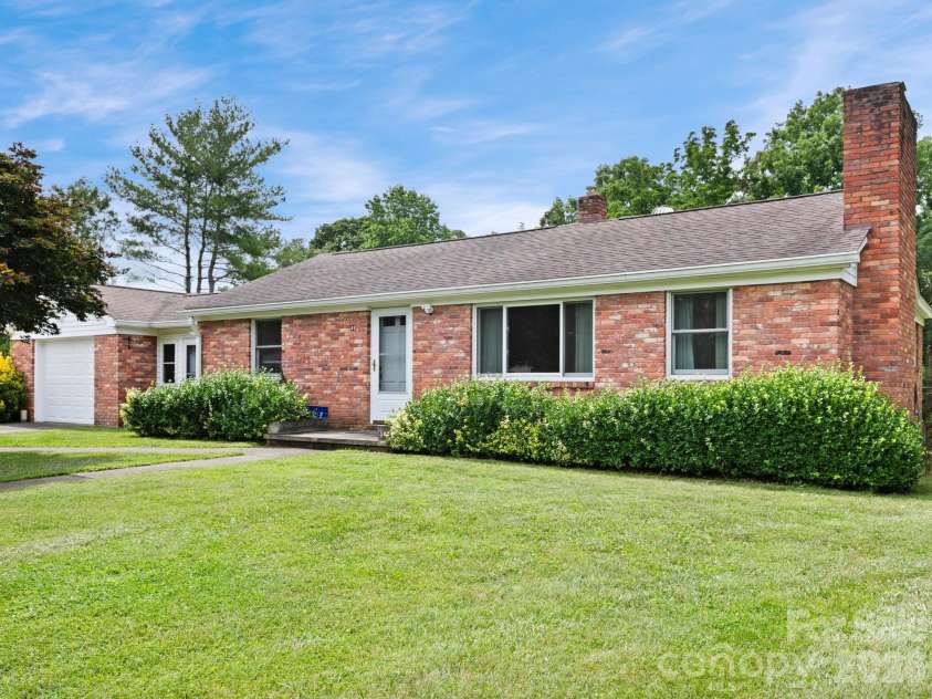 49 Hickory Tree Road, Asheville, NC 28805.  MLS# CAR4396718, YatesRealty ID 36439. 