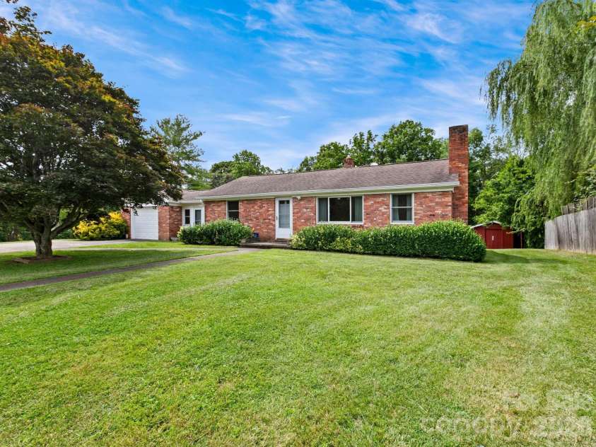 49 Hickory Tree Road, Asheville, NC 28805.  MLS# CAR4396718, YatesRealty ID 36439. 
