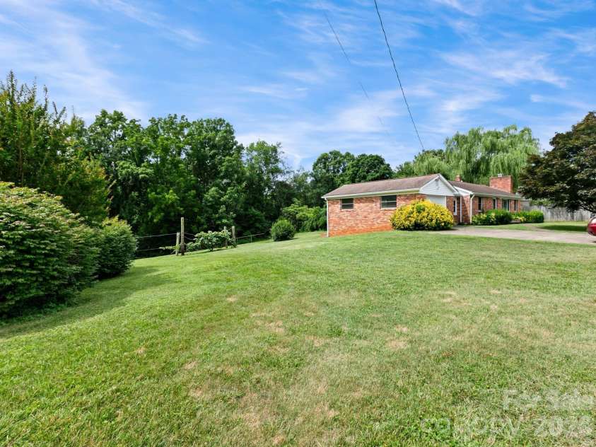 49 Hickory Tree Road, Asheville, NC 28805.  MLS# CAR4396718, YatesRealty ID 36439. 