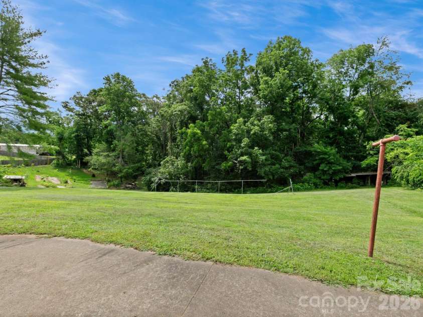 49 Hickory Tree Road, Asheville, NC 28805.  MLS# CAR4396718, YatesRealty ID 36439. 