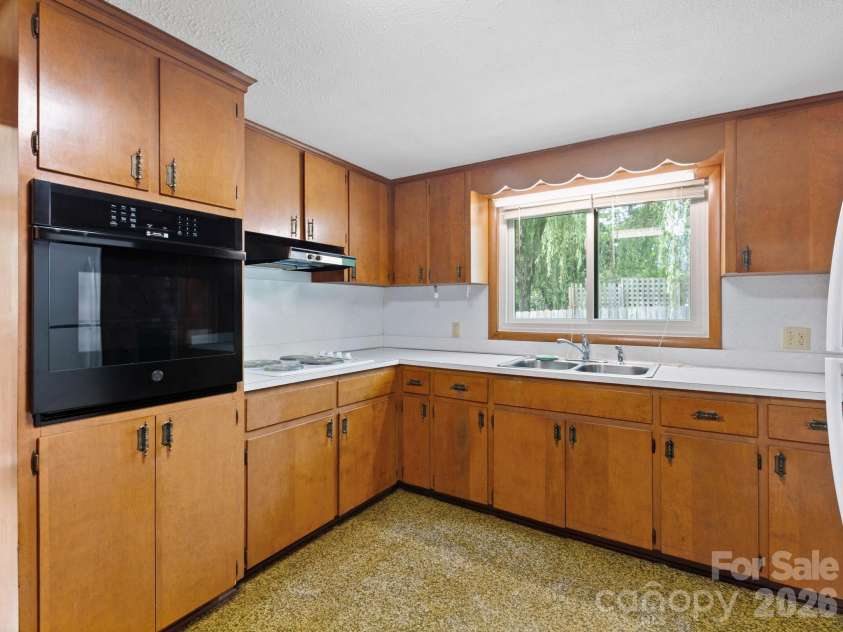 49 Hickory Tree Road, Asheville, NC 28805.  MLS# CAR4396718, YatesRealty ID 36439. 