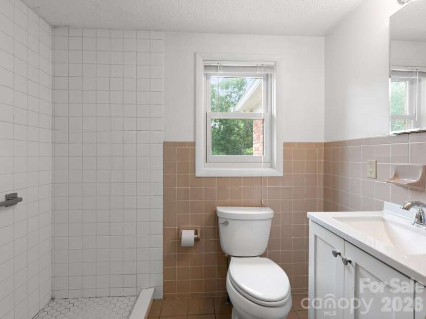 49 Hickory Tree Road, Asheville, NC 28805.  MLS# CAR4396718, YatesRealty ID 36439. 