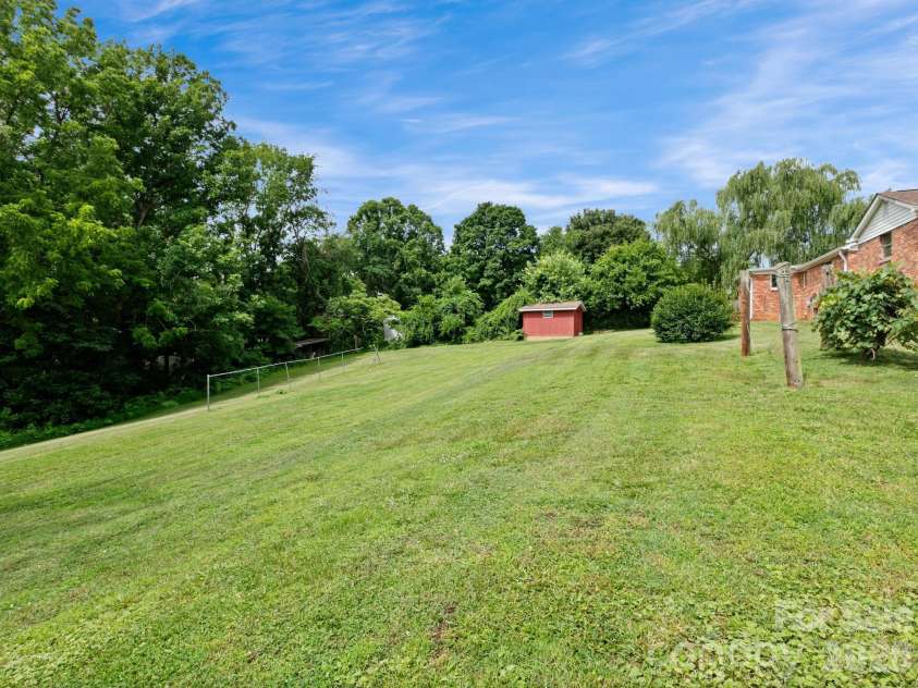 49 Hickory Tree Road, Asheville, NC 28805.  MLS# CAR4396718, YatesRealty ID 36439. 