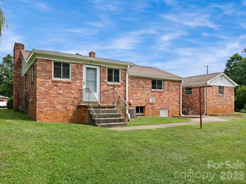 49 Hickory Tree Road, Asheville, NC 28805.  MLS# CAR4396718, YatesRealty ID 36439. 