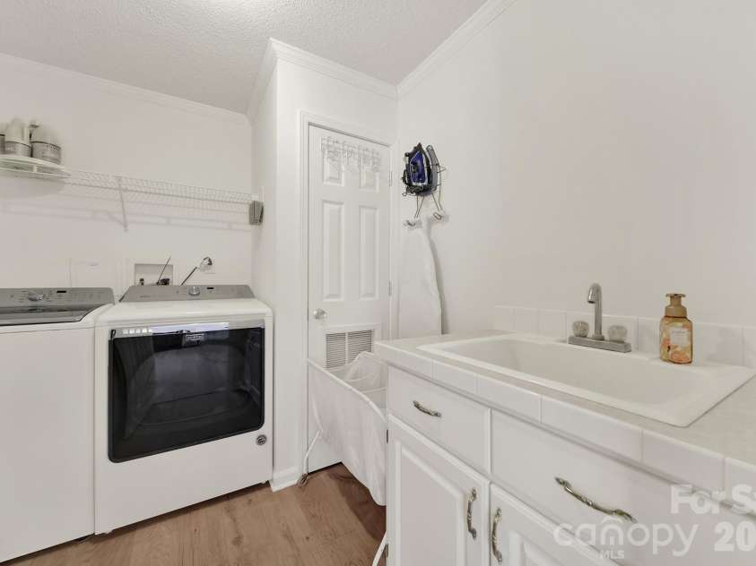 15715 Youngblood Road, Charlotte, NC 28278.  MLS# CAR4392461, YatesRealty ID 36440. 