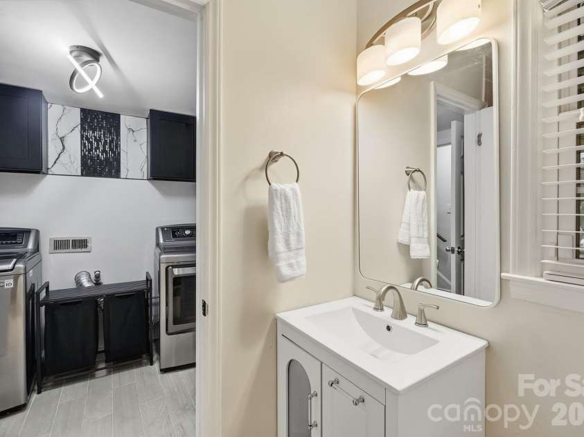 4515 Easthaven Drive, Charlotte, NC 28212.  MLS# CAR4400459, YatesRealty ID 36449. Downstairs Bathroom