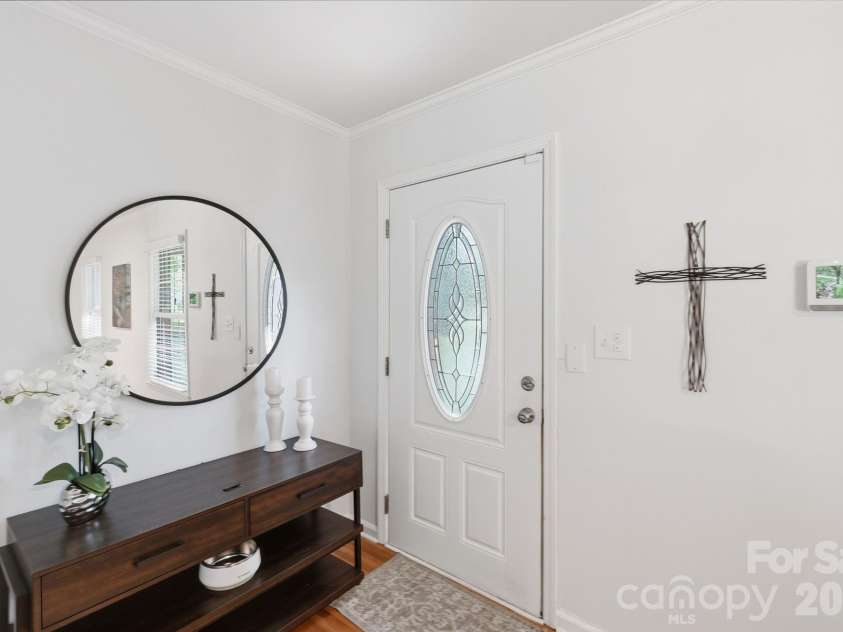 4515 Easthaven Drive, Charlotte, NC 28212.  MLS# CAR4400459, YatesRealty ID 36449. Entryway