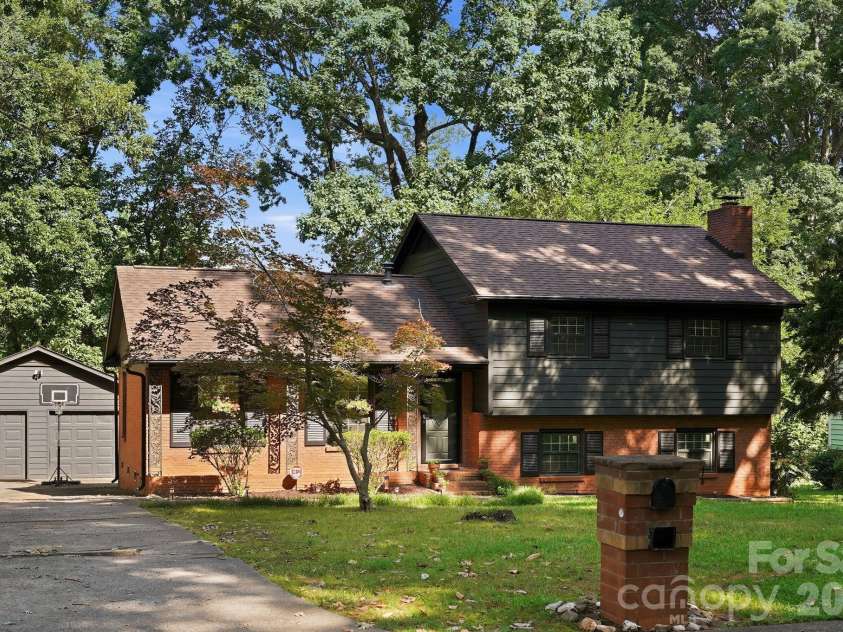 4515 Easthaven Drive, Charlotte, NC 28212.  MLS# CAR4400459, YatesRealty ID 36449. Exterior Front