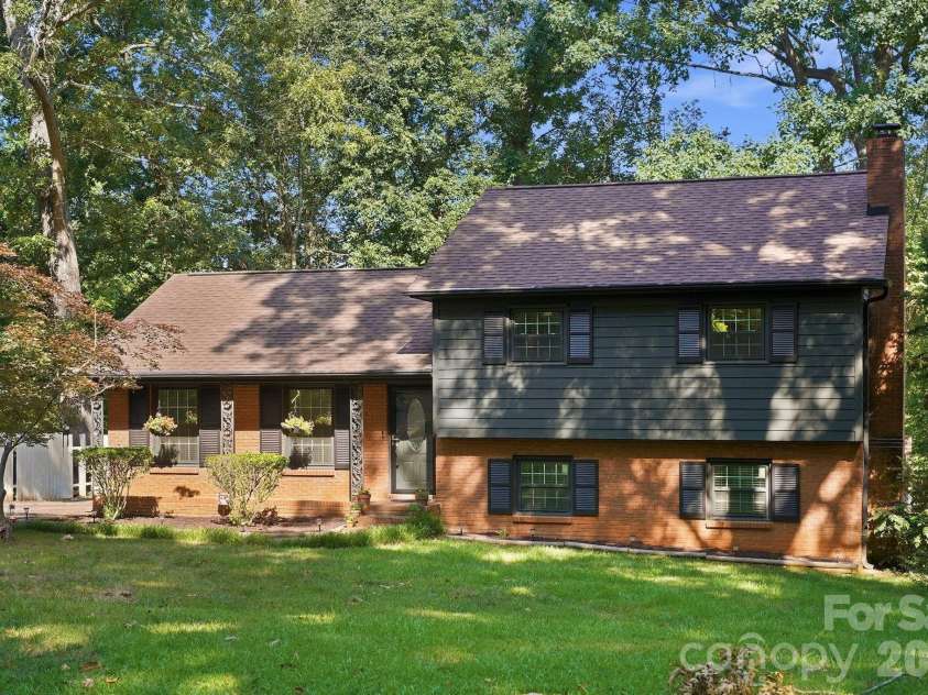 4515 Easthaven Drive, Charlotte, NC 28212.  MLS# CAR4400459, YatesRealty ID 36449. Exterior Front