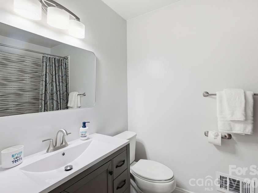 4515 Easthaven Drive, Charlotte, NC 28212.  MLS# CAR4400459, YatesRealty ID 36449. Guest Bathroom