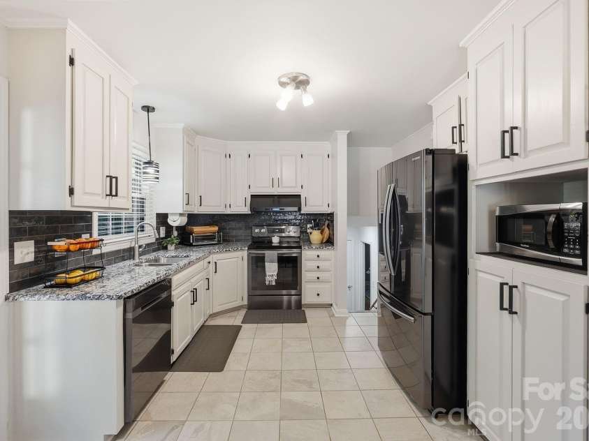 4515 Easthaven Drive, Charlotte, NC 28212.  MLS# CAR4400459, YatesRealty ID 36449. Kitchen