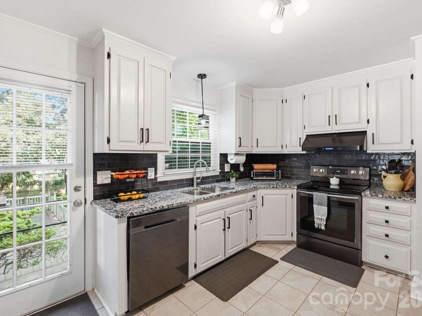 4515 Easthaven Drive, Charlotte, NC 28212.  MLS# CAR4400459, YatesRealty ID 36449. Kitchen