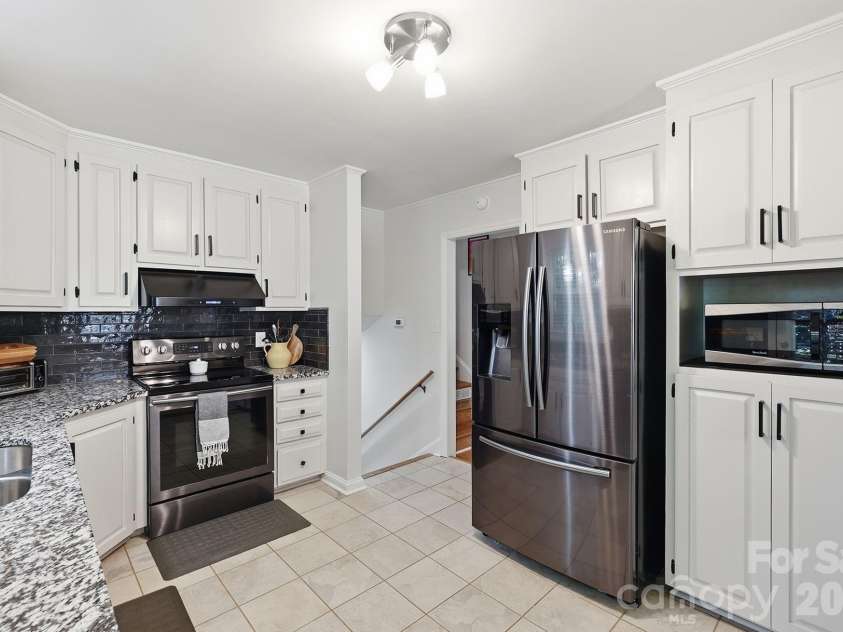 4515 Easthaven Drive, Charlotte, NC 28212.  MLS# CAR4400459, YatesRealty ID 36449. Kitchen