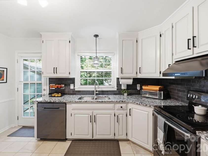 4515 Easthaven Drive, Charlotte, NC 28212.  MLS# CAR4400459, YatesRealty ID 36449. Kitchen