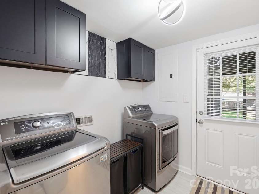 4515 Easthaven Drive, Charlotte, NC 28212.  MLS# CAR4400459, YatesRealty ID 36449. Laundry