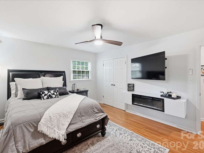 4515 Easthaven Drive, Charlotte, NC 28212.  MLS# CAR4400459, YatesRealty ID 36449. Owner's Suite