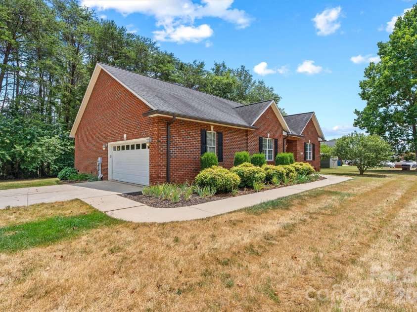 3656 Woodgreen Drive, Lincolnton, NC 28092.  MLS# CAR4403156, YatesRealty ID 36451. Focused Front Walk View